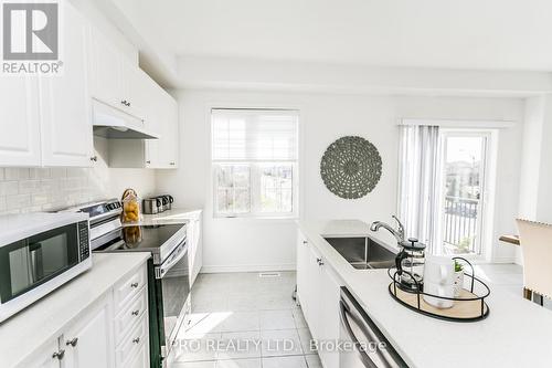 2 Pomarine Way, Brampton, ON - Indoor Photo Showing Kitchen With Upgraded Kitchen