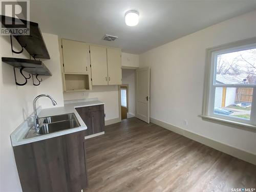 471 9Th Street E, Prince Albert, SK - Indoor Photo Showing Kitchen With Double Sink