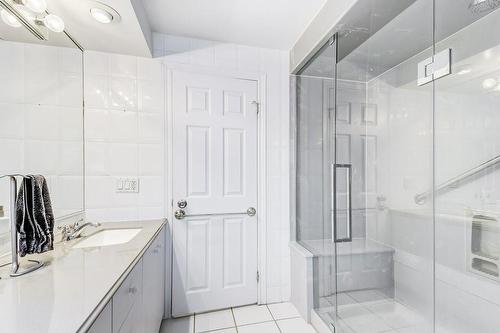 123 Currie Street, Hamilton, ON - Indoor Photo Showing Bathroom