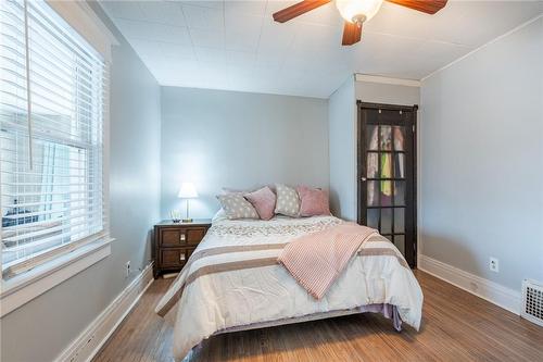 10 Welland Vale Road, St. Catharines, ON - Indoor Photo Showing Bedroom