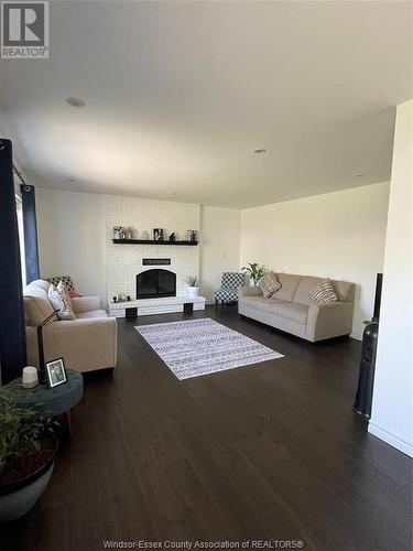 1415 Azalia Crescent, Windsor, ON - Indoor Photo Showing Living Room