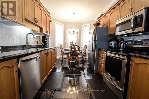 5 Greentrail Drive E, Hamilton, ON - Indoor Photo Showing Kitchen
