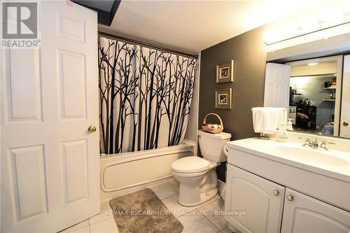 5 Greentrail Drive E, Hamilton, ON - Indoor Photo Showing Bathroom