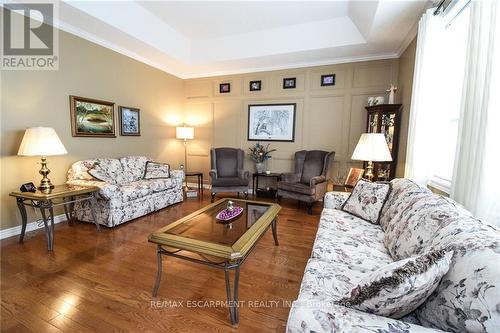 5 Greentrail Drive E, Hamilton, ON - Indoor Photo Showing Living Room