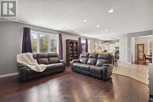 1750 Tigerlily Road, London, ON - Indoor Photo Showing Living Room