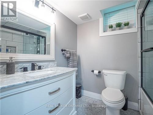 14 Carroll Lane, Brantford, ON - Indoor Photo Showing Bathroom