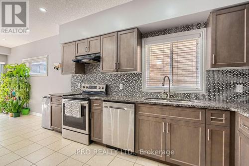7 Burcombe Cross, Guelph, ON - Indoor Photo Showing Kitchen With Upgraded Kitchen