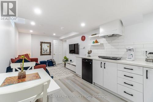 5608 Hannah Street S, Burlington, ON - Indoor Photo Showing Kitchen With Upgraded Kitchen