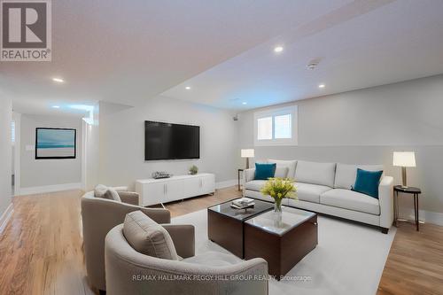 27 Houben Crescent, Oro-Medonte, ON - Indoor Photo Showing Living Room