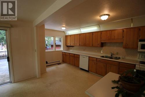 217 6Th Street, Nakusp, BC - Indoor Photo Showing Kitchen With Double Sink