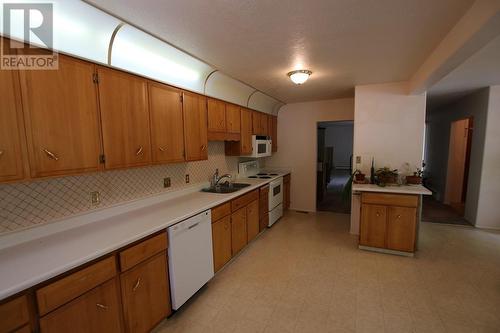 217 6Th Street, Nakusp, BC - Indoor Photo Showing Kitchen With Double Sink