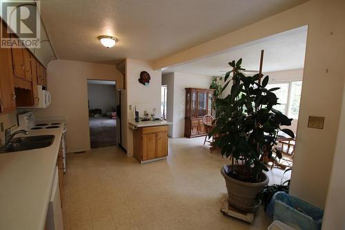 217 6Th Street, Nakusp, BC - Indoor Photo Showing Kitchen