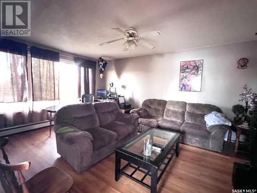 410 Begg Street W, Swift Current, SK - Indoor Photo Showing Living Room
