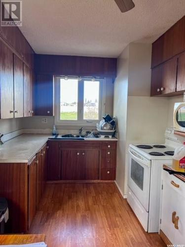 410 Begg Street W, Swift Current, SK - Indoor Photo Showing Kitchen With Double Sink