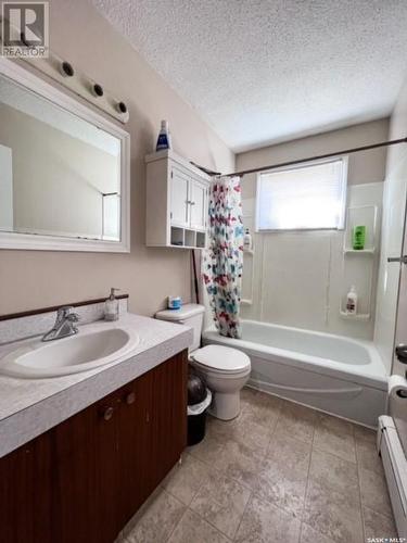 410 Begg Street W, Swift Current, SK - Indoor Photo Showing Bathroom