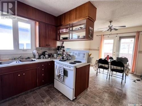 410 Begg Street W, Swift Current, SK - Indoor Photo Showing Kitchen With Double Sink