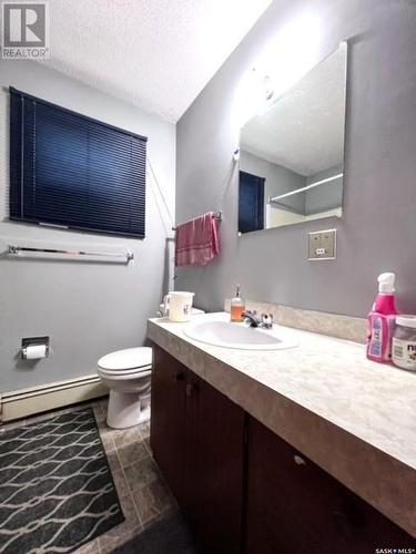 410 Begg Street W, Swift Current, SK - Indoor Photo Showing Bathroom