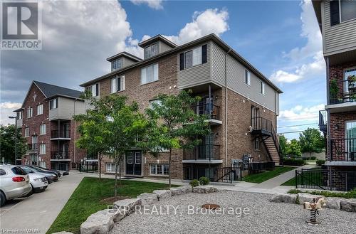 17 - 950 Highland Road W, Kitchener, ON - Outdoor