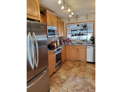 4340 Hilltop Crescent, Cranbrook, BC - Indoor Photo Showing Kitchen