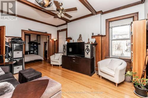 2707 Lake Shore Boulevard W, Toronto, ON - Indoor Photo Showing Living Room