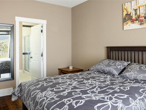 9837 Crofton Road, Lake Country, BC - Indoor Photo Showing Bedroom