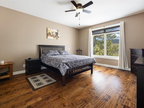 9837 Crofton Road, Lake Country, BC - Indoor Photo Showing Bedroom