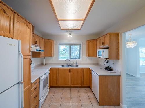 106-2245 Atkinson Street, Penticton, BC - Indoor Photo Showing Kitchen With Double Sink