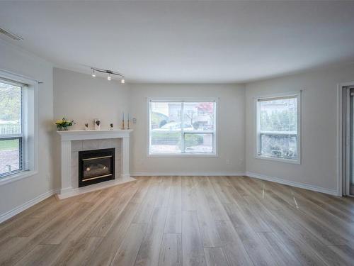 106-2245 Atkinson Street, Penticton, BC - Indoor Photo Showing Living Room With Fireplace