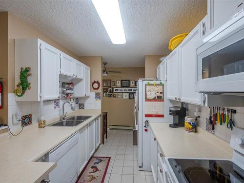 403-740 Winnipeg Street, Penticton, BC - Indoor Photo Showing Kitchen With Double Sink