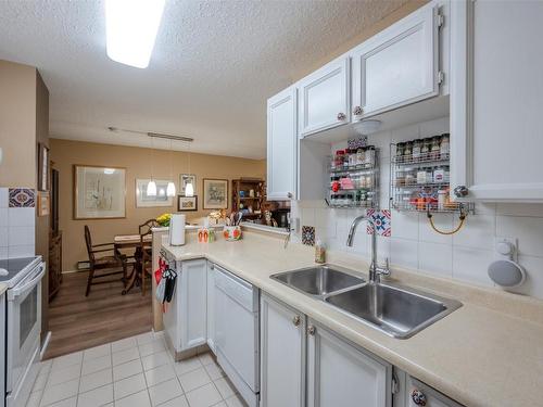 403-740 Winnipeg Street, Penticton, BC - Indoor Photo Showing Kitchen With Double Sink