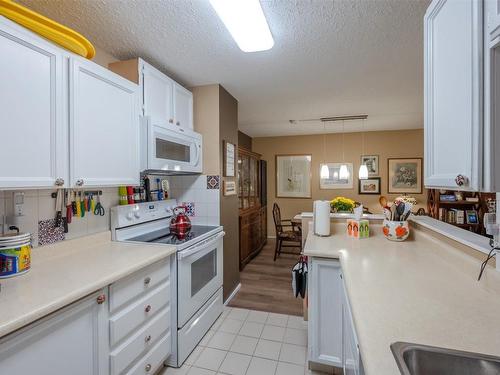 403-740 Winnipeg Street, Penticton, BC - Indoor Photo Showing Kitchen