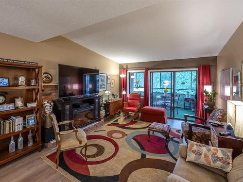 403-740 Winnipeg Street, Penticton, BC - Indoor Photo Showing Living Room