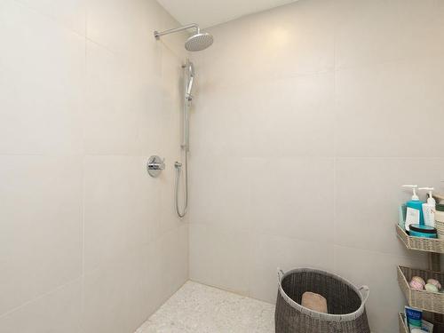 Salle de bains attenante Ã  la CCP - 8 Rue Magnolia, Baie-D'Urfé, QC - Indoor Photo Showing Bathroom