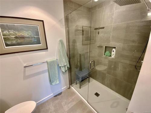 101-4011 Rainbow Hill Lane, Saanich, BC - Indoor Photo Showing Bathroom