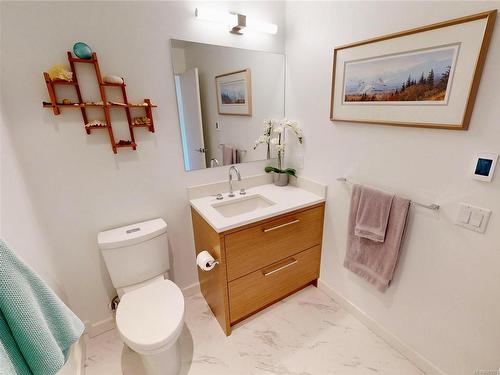 101-4011 Rainbow Hill Lane, Saanich, BC - Indoor Photo Showing Bathroom
