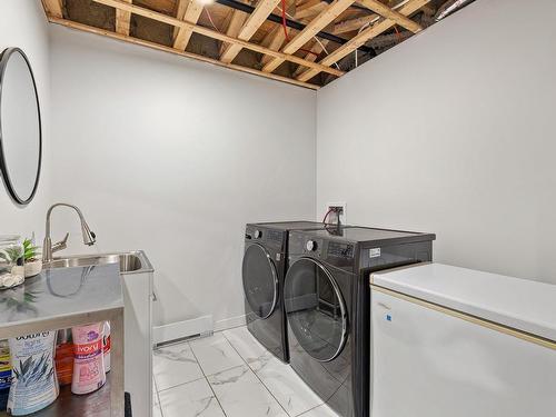 Salle de lavage - 2325 Rue Des Tiarelles, Québec (La Haute-Saint-Charles), QC - Indoor Photo Showing Laundry Room