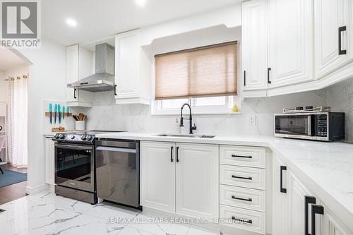 226 Phillip Murray Avenue, Oshawa, ON - Indoor Photo Showing Kitchen With Upgraded Kitchen