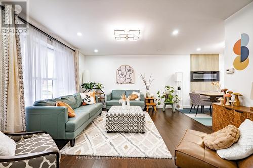 226 Phillip Murray Avenue, Oshawa, ON - Indoor Photo Showing Living Room