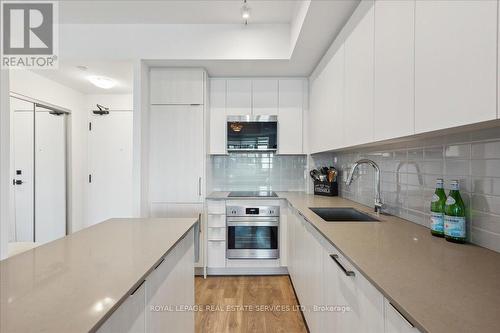 1112 - 2489 Taunton Road, Oakville, ON - Indoor Photo Showing Kitchen With Upgraded Kitchen