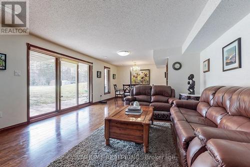 6050 Cedar Park Road, Clarington (Bowmanville), ON - Indoor Photo Showing Living Room