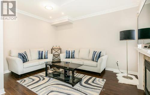 18 Stephanie Avenue, Brampton, ON - Indoor Photo Showing Living Room