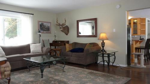 4950 Siminoff Road, Grand Forks, BC - Indoor Photo Showing Living Room