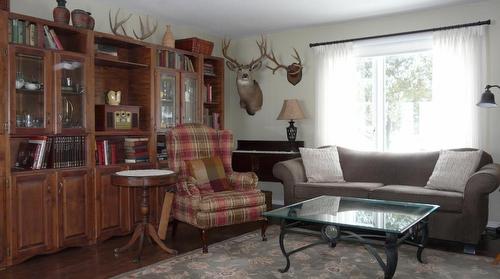 4950 Siminoff Road, Grand Forks, BC - Indoor Photo Showing Living Room