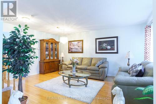 616 Napa Valley Avenue, Vaughan, ON - Indoor Photo Showing Living Room