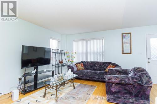 616 Napa Valley Avenue, Vaughan, ON - Indoor Photo Showing Living Room