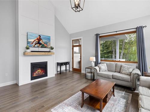 276 Castley Hts, Lake Cowichan, BC - Indoor Photo Showing Living Room With Fireplace