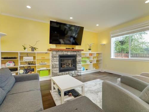 6243 Averill Dr, Duncan, BC - Indoor Photo Showing Living Room With Fireplace