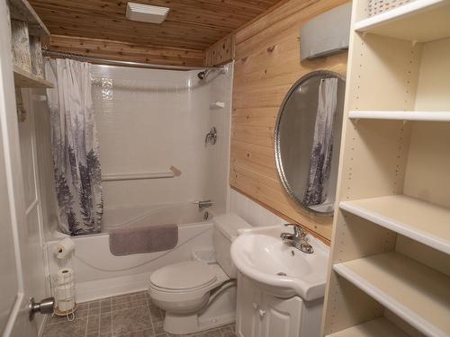 261 Piccadilly Avenue, Thunder Bay, ON - Indoor Photo Showing Bathroom