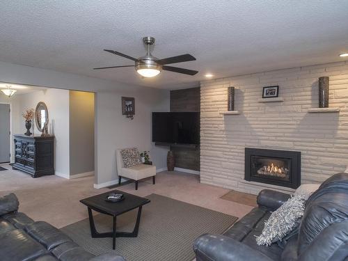 261 Piccadilly Avenue, Thunder Bay, ON - Indoor Photo Showing Living Room With Fireplace