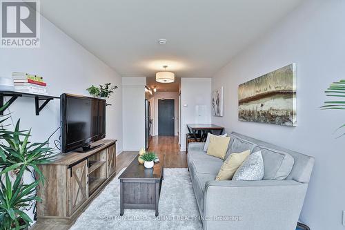 422 - 775 King Street W, Toronto, ON - Indoor Photo Showing Living Room